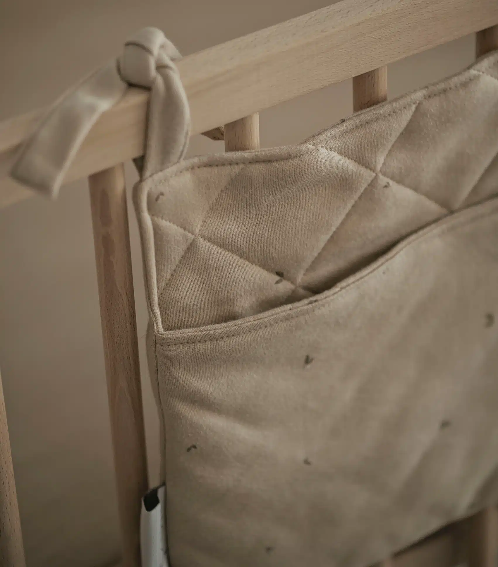 LEAFLET BED ORGINAIZER 2