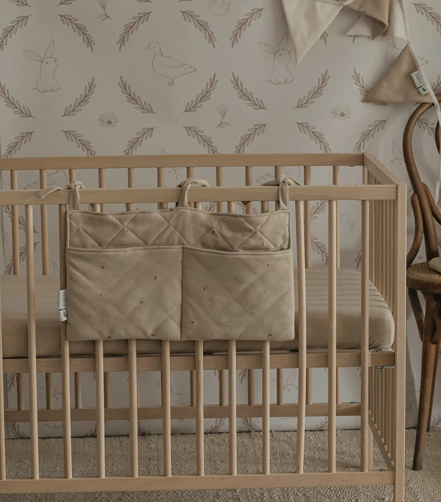 LEAFLET BED ORGINAIZER